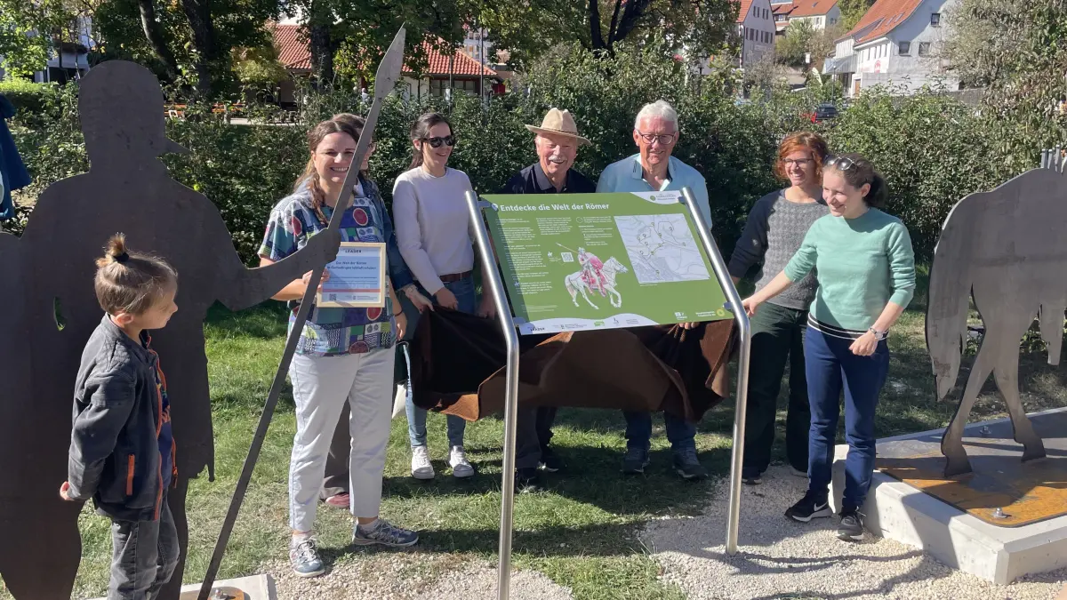 Zur Einweihung wurde die erste Infotafel mit Gästen feierlich enthüllt. Der Beginn des Gomadinger Römer-Rundwanderwegs befindet sich direkt in der Ortsmitte bei Rathaus und Lauter.