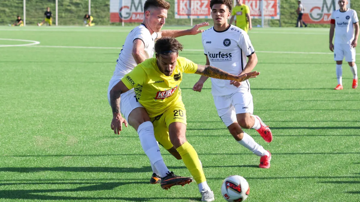 1. FC Heiningen - SC Geislingen: 1. FC Heiningen - SC Geislingen
Giuseppe Pirracchio (20) wird von Yannick Ruther (17) gestoppt.