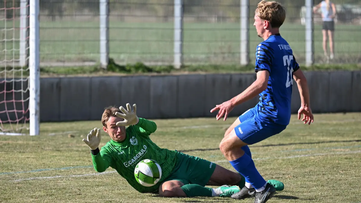 Bezirksliga Alb, 8. Spieltag, TSV Hirschau - TSV Ofterdingen: Bezirksliga Alb, 8. Spieltag, TSV Hirschau - TSV Ofterdingen, 27.09.2026 - Jannik Koch (Ofterdingen, links) - rechts Max Staib (Hirschau)
Foto: Axel Grundler