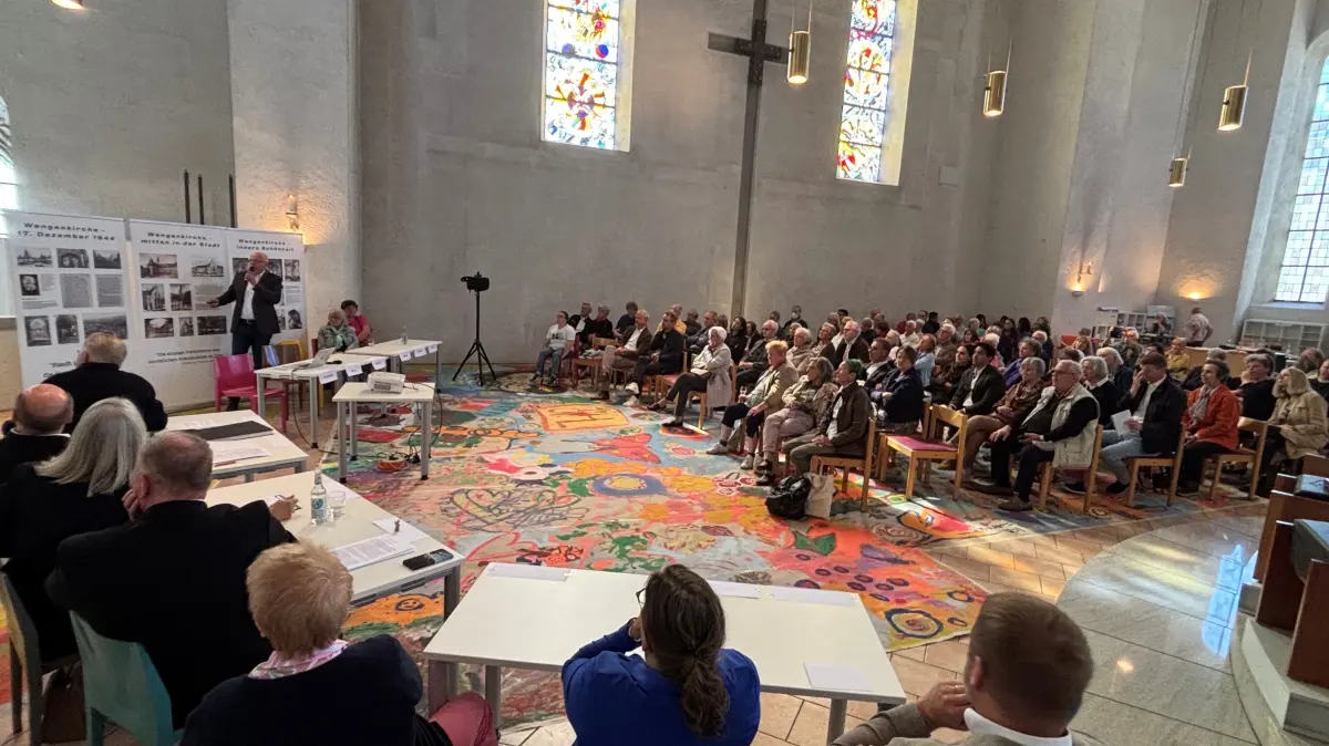 Wengenkirche Ulm: Gemeindeversammlung zur ersten öffentlichen Vorstellung der Pläne für den Rückbau der Wengenkirche. Konzept: Citykirche und Seniorenwohnen.