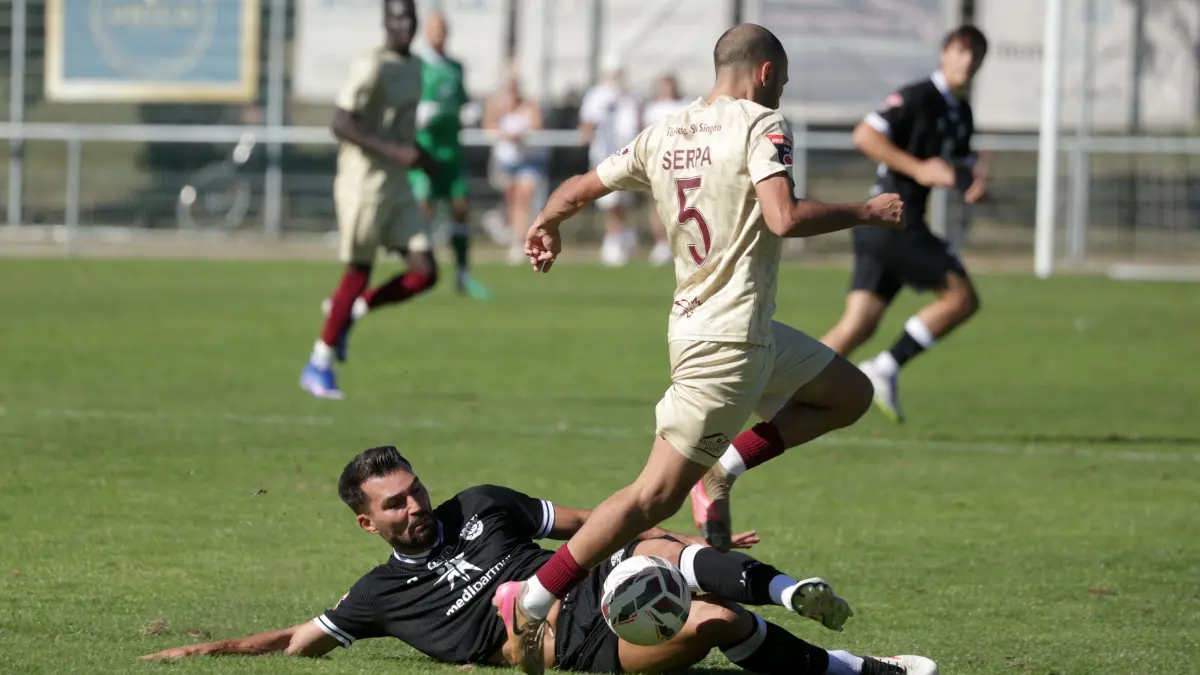 Fussball | Tuerk SV Singen vs. SSV Reutlingen: Fussball OL | Tuerk SV Singen (beige) vs. SSV Reutlingen (schwarz) // 2026-09-27 // Foto: Baur //
#8 Denis Gudzevic (SSV Reutlingen 1905) /
#5 Gianluca Serpa (Singen)