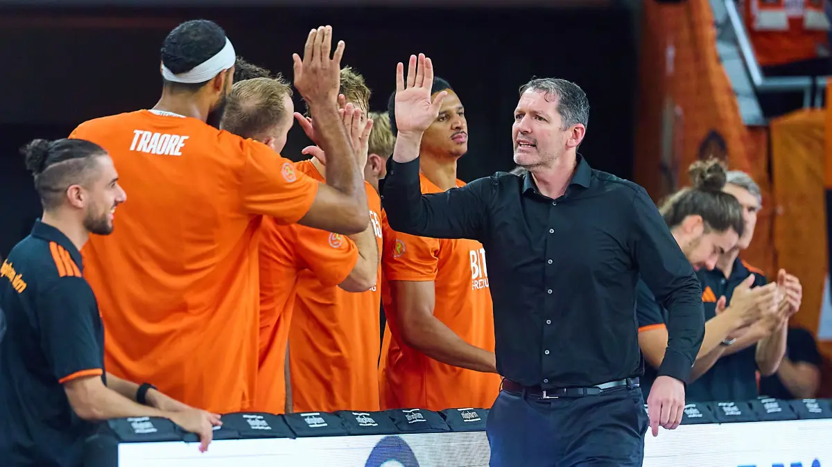 GER, Ratiopharm Ulm vs. Wuerzburg Baskets, Basketball, 1. Bundesliga, 3. Spieltag, Spielzeit 2026/2027, 27.09.2026: Ty Harrelson (ratiopharm ulm, Cheftrainer) Korbleger von atscht seine Spieler ab
GER, Ratiopharm Ulm vs. Wuerzburg Baskets, Basketball, 1. Bundesliga, 3. Spieltag, Spielzeit 2026/2027, 27.09.2026
Foto: Eibner-Pressefoto/Gerald Oelze-de Stoppany