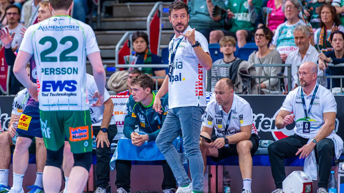 TSV Hannover-Burgdorf gegen FRISCH AUF! Göppingen: Ben Matschke FRISCH AUF Göppingen, Trainer v.l., TSV Hannover-Burgdorf blau gegen FRISCH AUF Göppingen grün am 6. Spieltag der Saison 2026/2027 in der Opel Handball-Bundesliga 27.09.2026, ZAG Arena Hannover, GER, *** Ben Matschke, FRISCH AUF Göppingen, coach left, TSV Hannover Burgdorf blue vs. FRISCH AUF Göppingen green on Matchday 6 of the 20262027 season in the Opel Handball Bundesliga, September 27, 2026, ZAG Arena Hannover, GER, Copyright: xJanxGuentherx/xTSVxHannover-Burgdorfx