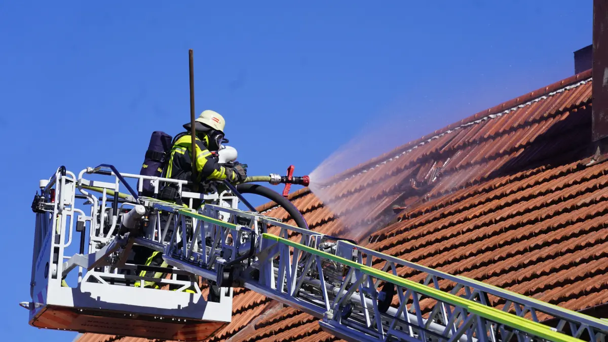 Zu einem Gebaeudebrand ist die Feuerwehr Bad Boll am Samstagmittag gegen 12.25 Uhr in die Dobelstrasse alarmiert worden. Bereits beim Eintreffen der ersten Einsatzkraefte war eine deutliche Rauchentwicklung erkennbar. Aufgrund der Lage wurden weitere Kraefte aus Zell unter Aichelberg und Weilheim zur Unterstuetzung nachalarmiert.<br />
<br />
Nach bisherigen Erkenntnissen hatte zunaechst Essen zu brennen begonnen. Das Feuer breitete sich in der Folge auf das darueberliegende Geschoss und schliesslich bis in den Dachbereich des Gebaeudes aus.<br />
<br />
Durch das schnelle Eingreifen der Feuerwehr konnte eine weitere Ausbreitung verhindert und damit Schlimmeres verhindert werden. Die Einsatzkraefte brachten den Brand unter Kontrolle und fuehrten anschliessend weitere Loesch- und Kontrollmassnahmen am Gebaeude durch.<br />
<br />
Insgesamt waren die Feuerwehren aus Bad Boll, Zell unter Aichelberg und Weilheim mit rund 50 Einsatzkraeften vor Ort. Ebenfalls im Einsatz befanden sich der Rettungsdienst sowie die Schnelleinsatzgruppe des Deutschen Roten Kreuzes aus Hattenhofen. Auch die Polizei war an der Einsatzstelle.<br />
<br />
Ueber moegliche Verletzte liegen bislang keine Informationen vor. Zur Hoehe des entstandenen Sachschadens koennen derzeit ebenfalls noch keine Angaben gemacht werden.<br />
<br />
Die Polizei hat die Ermittlungen aufgenommen. Weitere Erkenntnisse zum genauen Brandgeschehen und zur Hoehe des Sachschadens stehen noch aus.