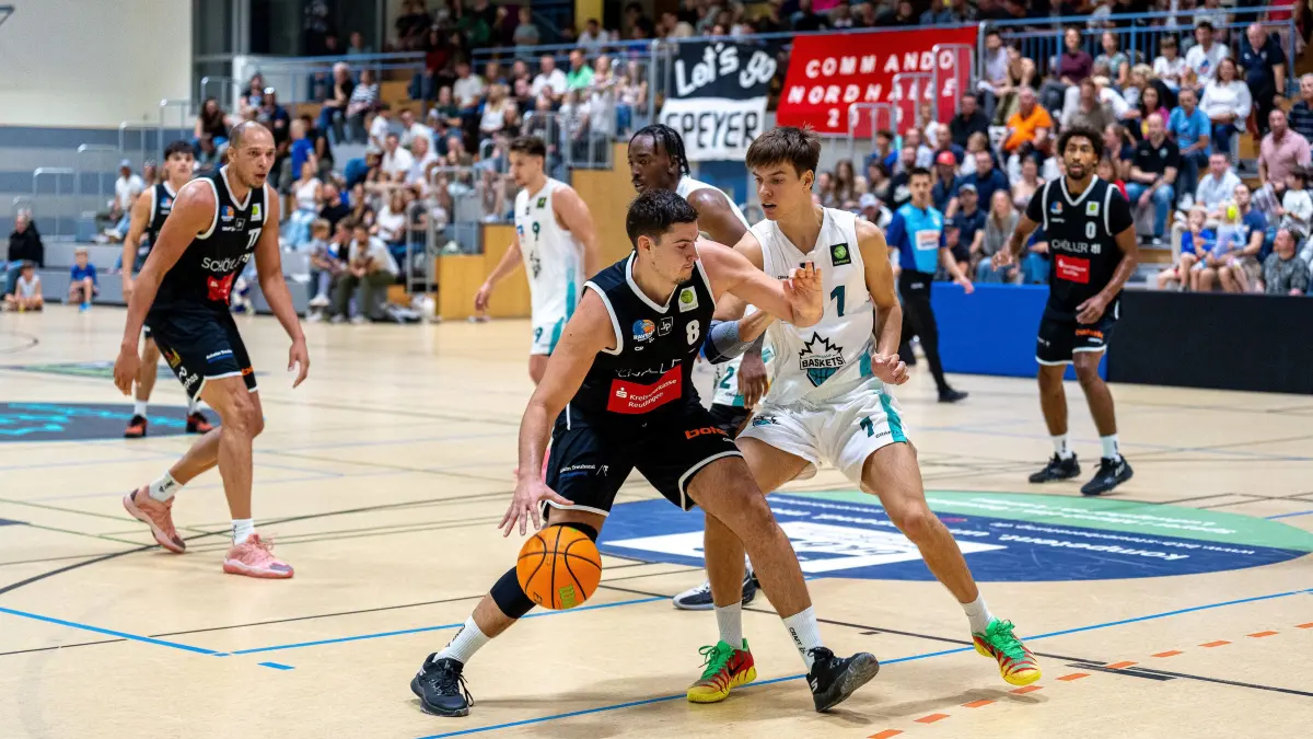 Basketball RL | Ahorn Camp Baskets vs. TSG Schoeller SI Ravens Reutlingen: Basketball ProB Sued | Ahorn Camp Baskets (weiss) vs. TSG Schoeller SI Ravens Reutlingen (schwarz) // 2026-09-26 // #8 Nemanja Nadjfeji (TSG Reutlingen) / #1 Ben Hebling (Ahorn Camp Baskets)