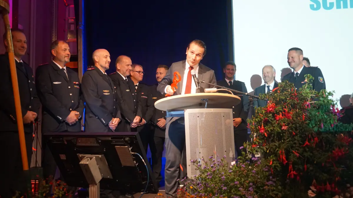 Einweihung mit Augenzwinkern: Da es im neuen Gebäude keine klassischen Schlüssel mehr gibt, übergab OB Adrian Sonder kurzerhand einen roten Hydranten.