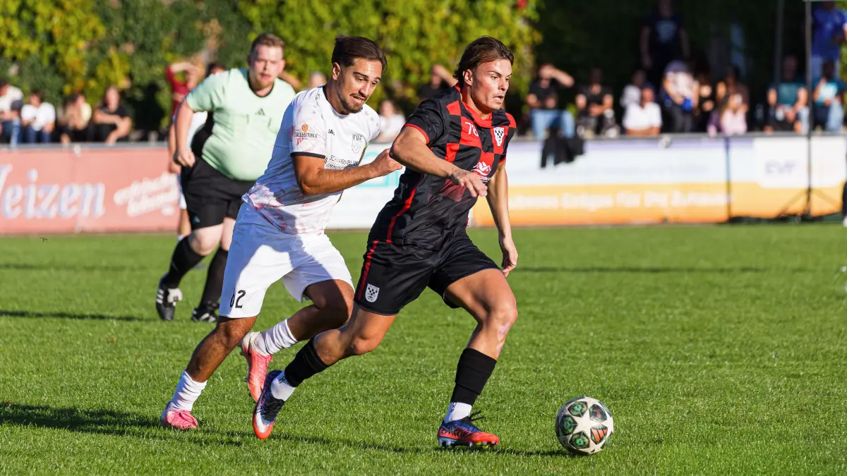 Fußball Kreisliga A3: Fußball Kreisliga A3; TV Altenstadt - Croatia 2012 Geislingen;
Robert Kljajic (Croatia 2012 Geislingen, #78) und Robin Ender Aslanboga (TV Altenstadt, #62);
27.09.2026; Geislingen.
Foto: Thomas Madel