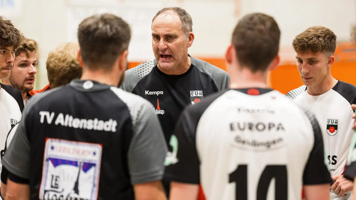 Handball Verbandsliga: Handball Verbandsliga; TV Altenstadt - TSV Neuhausen Fildern II;
Trainer Lars Hendrik Walther (TV Altenstadt) instruiert sein Team während einer Auszeit;
26.09.2026; Michelberghalle; Geislingen.
Foto: Thomas Madel
