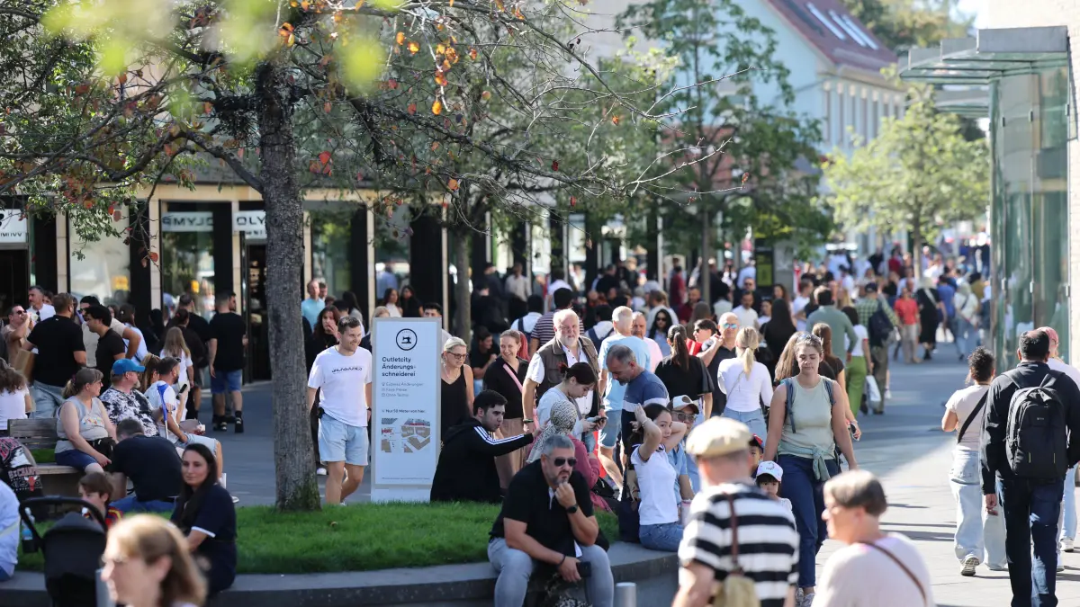 Bei hochsommerlichen Temperaturen strömten die Menschen in die Outlets, in die Innenstadt und auf den Kelternplatz.