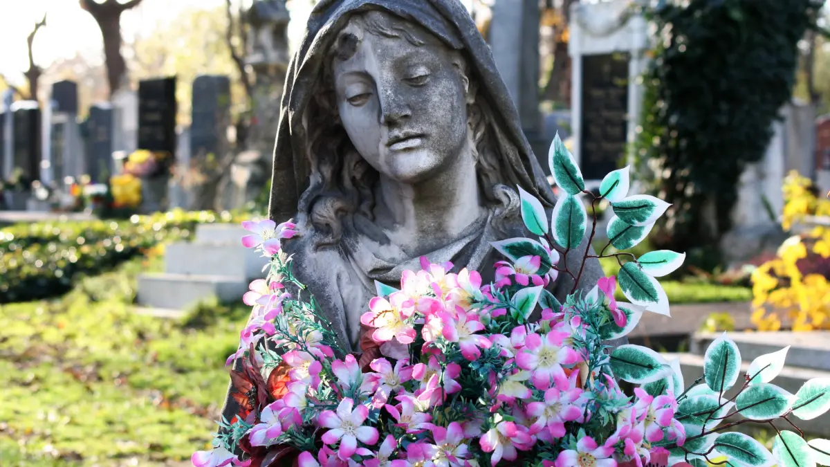Statue mit Blumen: Statue mit Blumen Wiener Zentralfriedhof Viennese central cemetery LicenseRF Copyright: xZoonar.com/ xmartinxpainhartx 982044