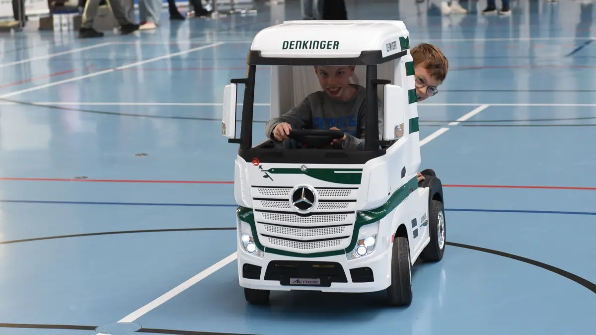 Ein Mini-Truck der Spedition Denkinger begeisterte die jüngsten Besucher.