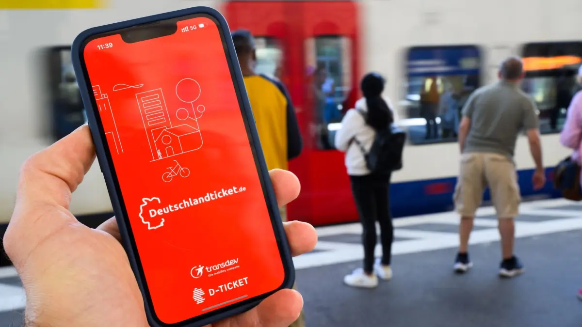 Deutschlandticket: ILLUSTRATION - Die App «deutschlandticket.de» ist auf dem Display eines Smartphones am Hauptbahnhof zu sehen. (zu dpa: «Statt Tarifdschungel: Fahrscheine für 15 oder 60 Minuten?»)