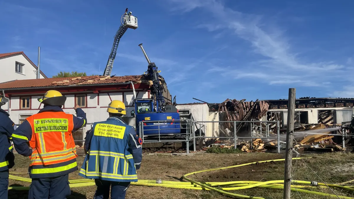 Am Morgen nach dem Brand nachlöscharbeiten, das thw reißt abgebrannte Scheune ein.