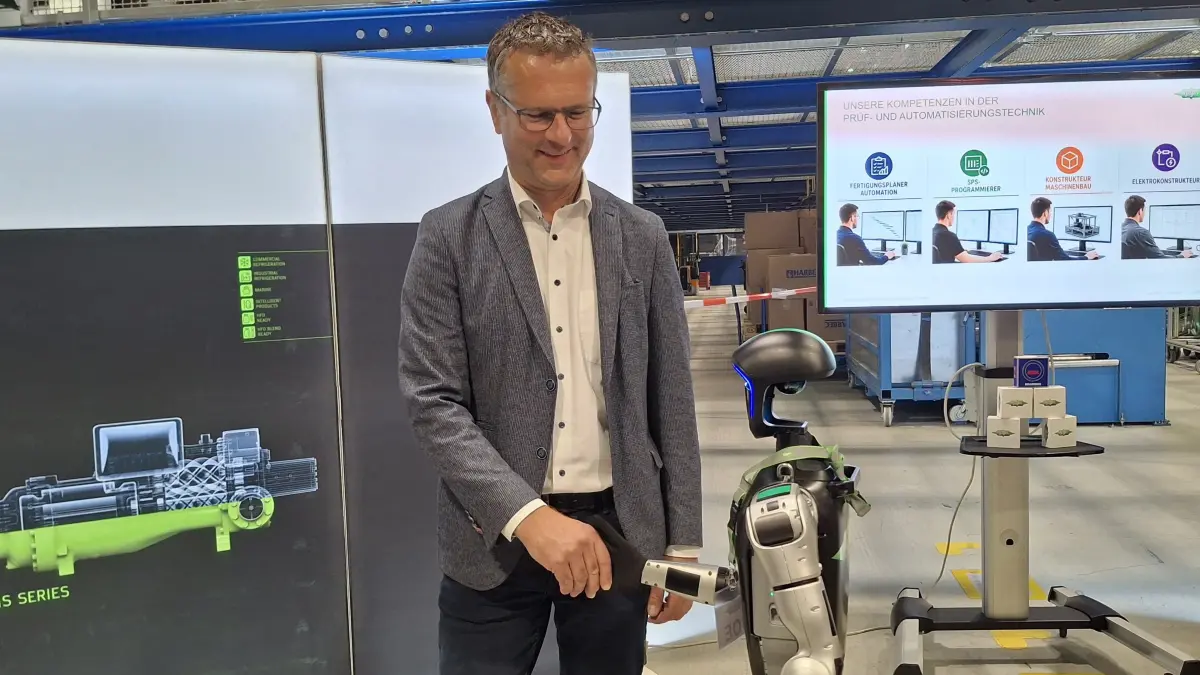 Roboter JOE begrüßt OB Stephan Neher mit einem festen Händedruck.