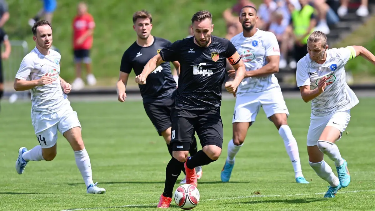 Nach seinem Achillessehnenriss erstmals wieder von Beginn an dabei: FCH-Stürmer Janik Michel (Mitte) feierte im Oberliga-Spiel gegen Backnang sein Startelf-Comeback.