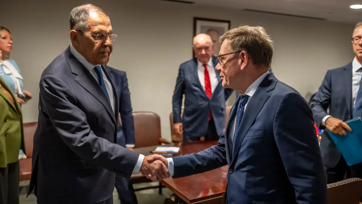 UN Generalversammlung: Sergej Lawrow (l), Außenminister von Russland, verabschiedet sich von Johann Wadephul (CDU, r), Außenminister, nach einem Treffen am Rande der Sitzung der UN Generalversammlung bei den Vereinten Nationen.
Sie schüttelten sich zwar die Hände zum Abschied, waren sich aber nicht einig: der deutsche Außenminister (rechts) und sein russischer Kollege. (zu dpa: «Wadephul stellt Bedingungen für Folgetreffen mit Russland»)