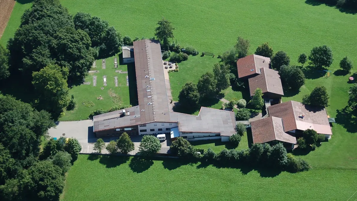 Der Bläsiberg in Wiesensteig aus der Luft: Über mehrere Jahrzehnte war der Standort des CJD Heimat, Wohnstätte, Lern- und Ausbildungsort für zahlreiche junge Menschen. Zum Ende des Jahres 2026 gibt das CJD die Einrichtung auf; die dortigen Angebote werden an anderen Standorten weitergeführt.