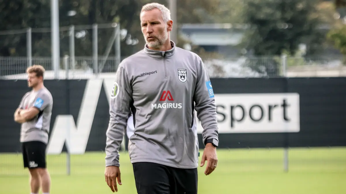 Timo Wenzel leitet seine erste Einheit als Interimscoach des SSV Ulm 1846 Fußball.