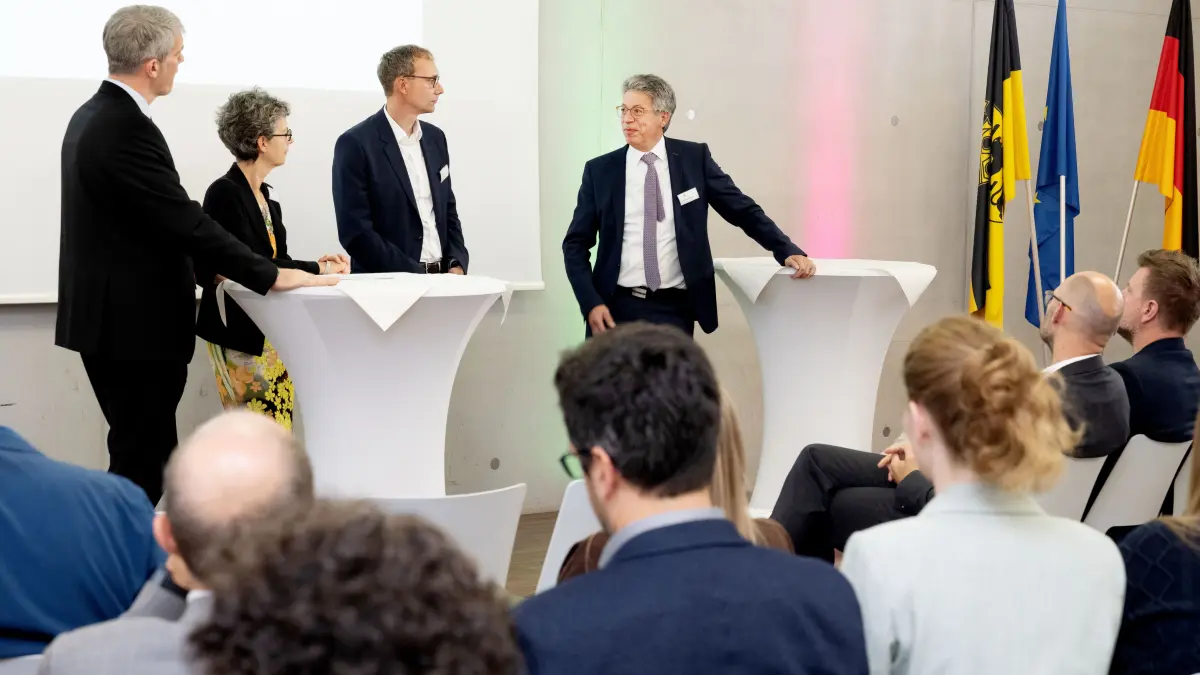 Beim Transformationskongress in Reutlingen drehte sich alles um neue Ideen und Märkte. Von links zu sehen: Christoph Heise, stellvertretender IHK-Hauptgeschäftsführer, Prof. Sabine Löbbe, Präsidentin der Hochschule Reutlingen, Marius Pawlak, Verwaltungsdezernent Landkreis Reutlingen, Johannes Schwörer, Vorsitzender des Regionalforums