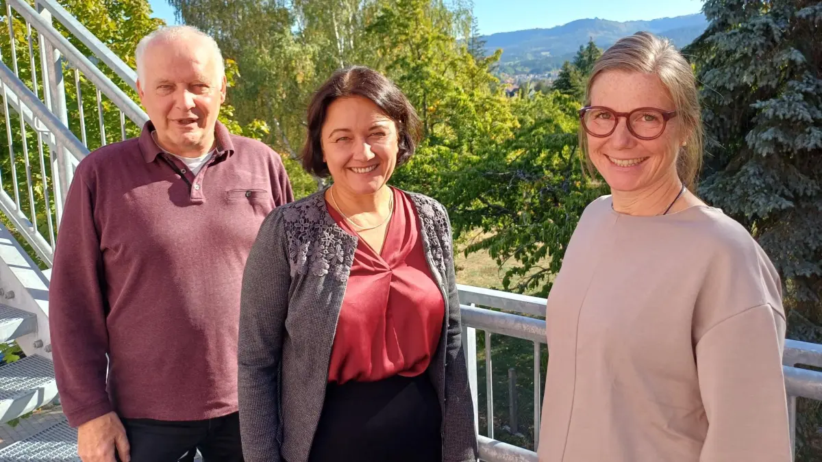 Holger Grebe (von links), Natalia Aculova und Stefanie Wizemann-Strauch blicken voller Vorfreude auf den anstehenden Festakt am Wochenende.