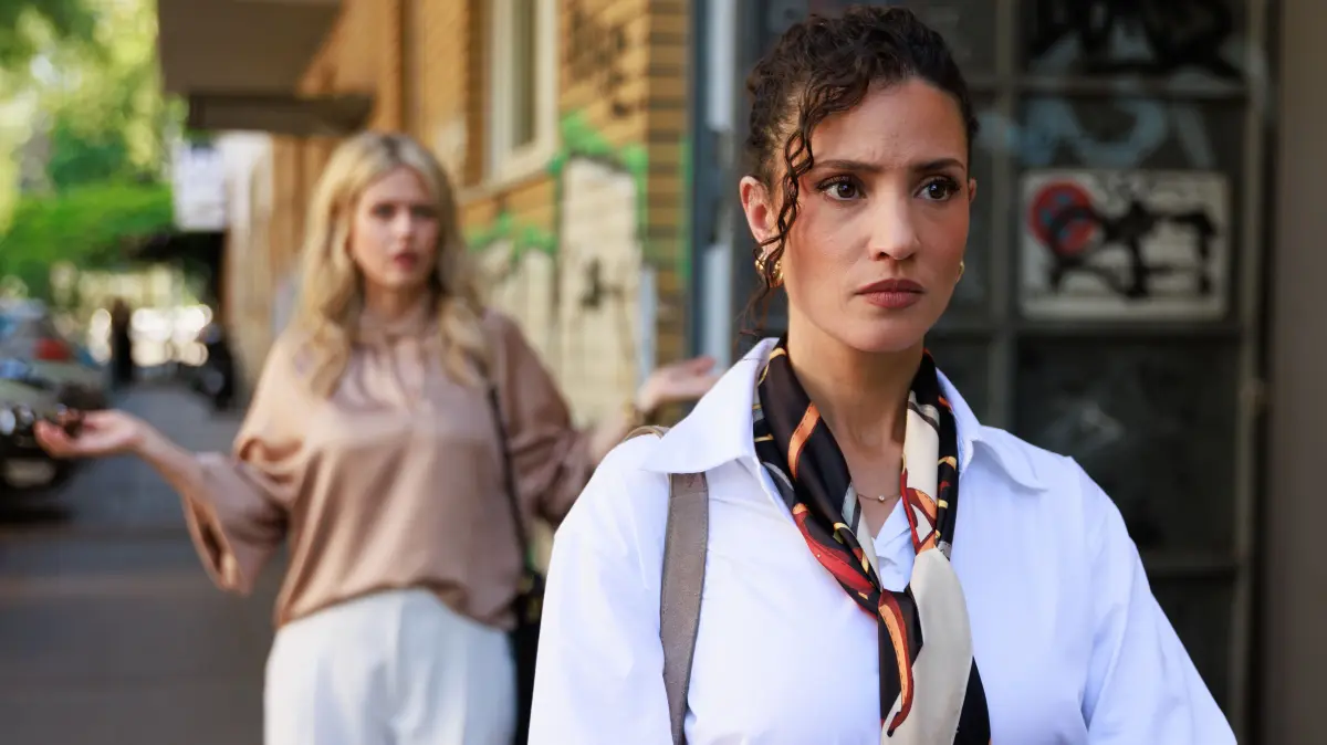 Naomi (Nadine Menz, r.) macht Patrizia (Miriam Lahnstein) klar, dass sie menschlich schwer von ihr enttäuscht ist.