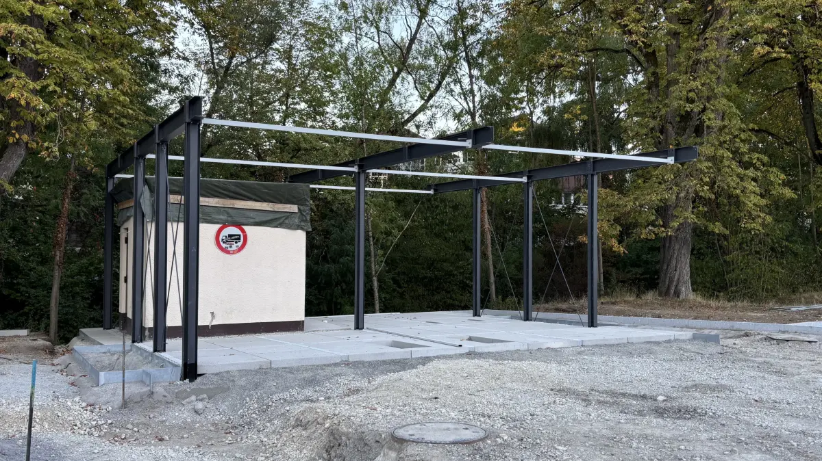 An dem Pavillon fehlen noch ein Dach und Begrünung an den Seiten. Darunter soll auch ein Billiard Tisch passen.