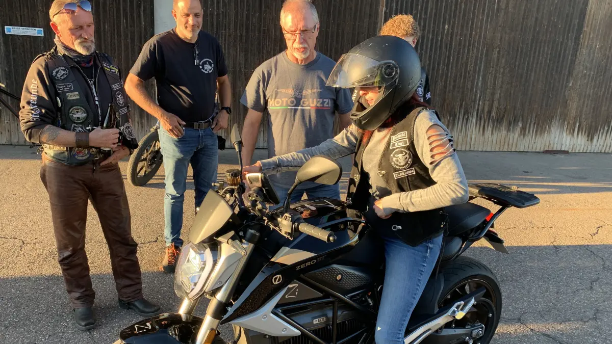 Los geht's mit der Probefahrt auf dem elektrischen Motorrad. Manfred Janek (Zweiter von rechts neben der Fahrerin) stellt es zur Verfügung.