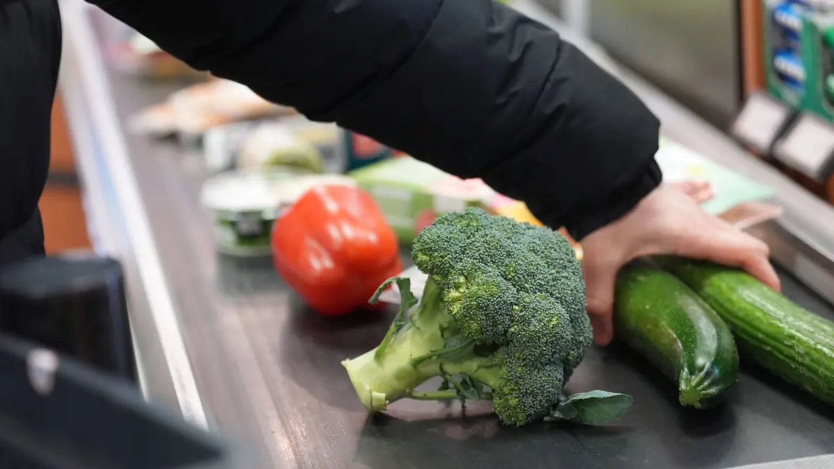 Supermarkt: Ein Mann legt seinen Einkauf auf das Laufband an einer Kasse in einem Supermarkt. (zu dpa: «Mehr Geld für Zehntausende Handels-Beschäftigte»)