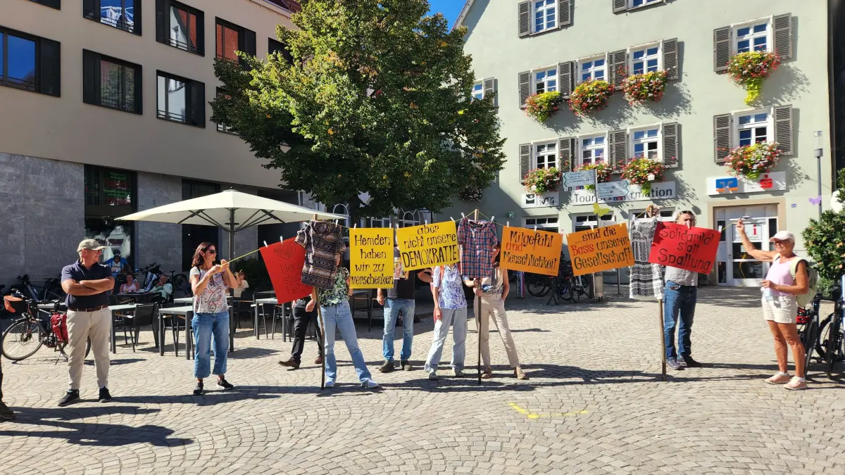 "Hemden haben wir zu verschenken … aber nicht unsere Demokratie" haben diese Protestierenden, die dem Aufruf zur Kundgebung unter dem Motto "Solidarität statt Spaltung" gefolgt waren, auf ihre Schilder geschrieben.