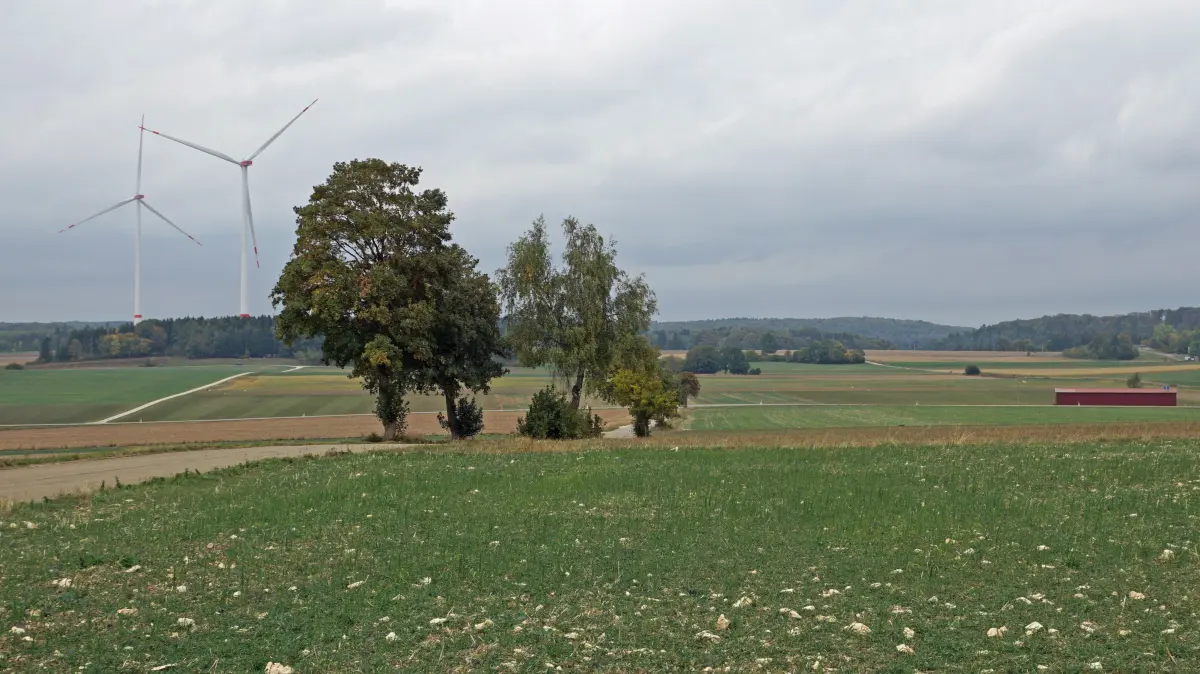 In Magolsheim kann noch ein weiteres Jahr geflogen werden. Rechts ist der Hangar zu sehen, im Hintergrund Anlagen des benachbarten Windparks.