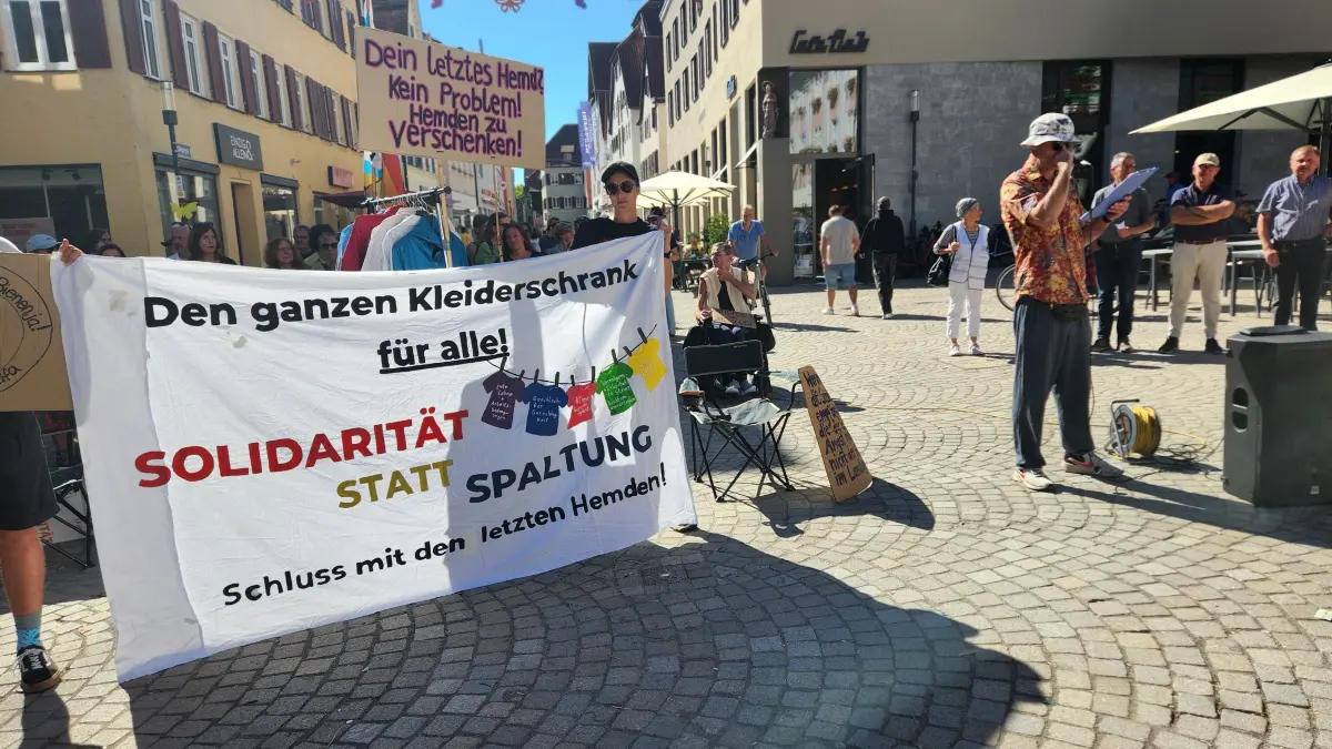 Bei den vergangenen Demonstrationen gegen die Bundesregierung in Rottenburg hatte Veranstalter Volkmar Raidt sich auf die rechtspopulistische Protestbewegung "Das letzte Hemd" bezogen. Diesmal distanzierte er sich davon. Auf dem Transparent der Gegendemonstranten stand "Den ganzen Kleiderschrank für alle". Foto: Miri Watson