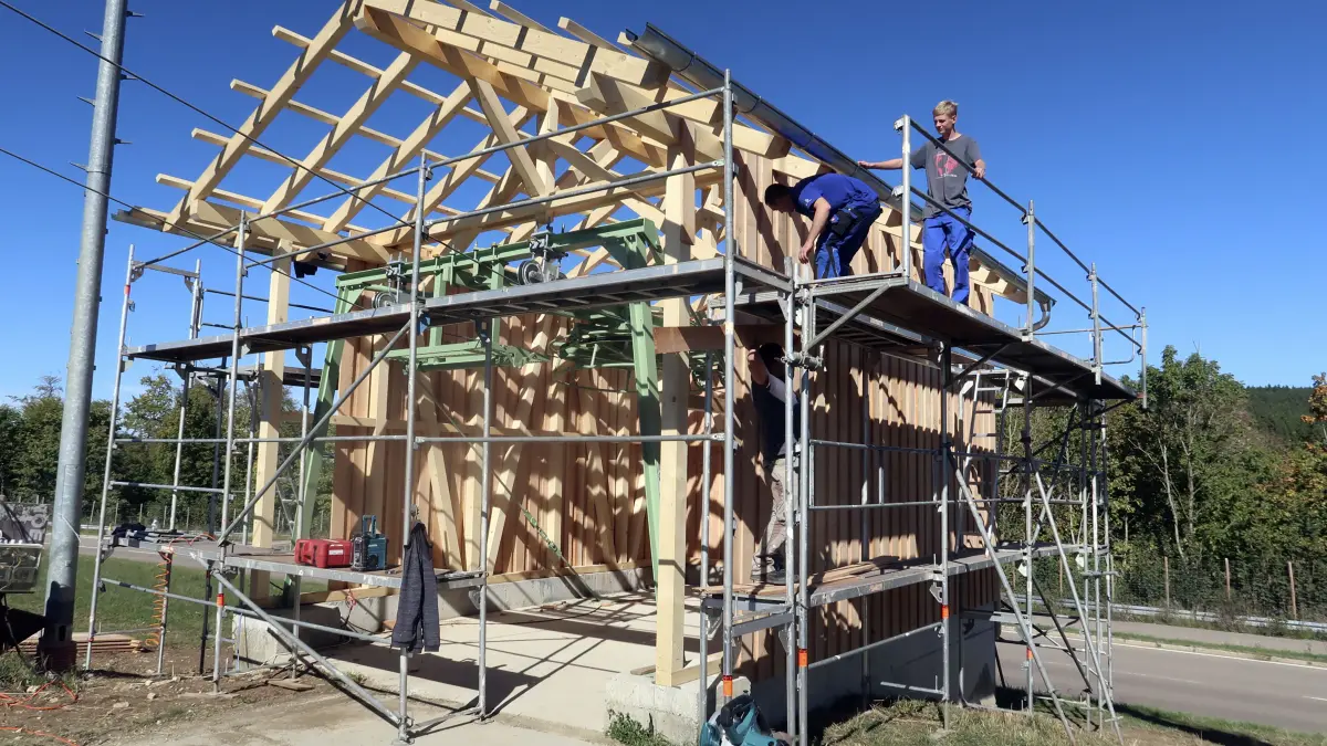 Skilift Treffelhausen - Die Bretterverschalung ist dran, jetzt fehlt nur noch das Dach, dann ist die Talstation am Skilift in Treffelhausen wieder komplett.