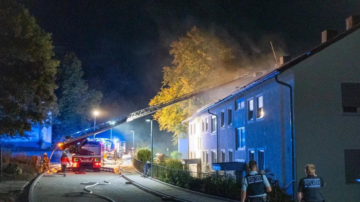 Die Feuerwehr war wegen eines Balkonbrandes in Meßstetten im Großeinsatz.