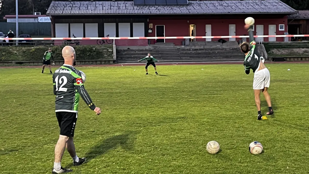 Faustball unter Flutlicht in Hochdorf.