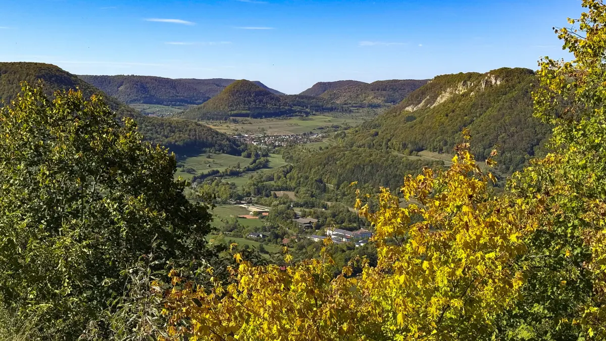 Schmuckfoto - Tourismus im Landkreis - Blick über das Täle in Richtung Weigoldsberg, im Vordergrund Bad Überkingen