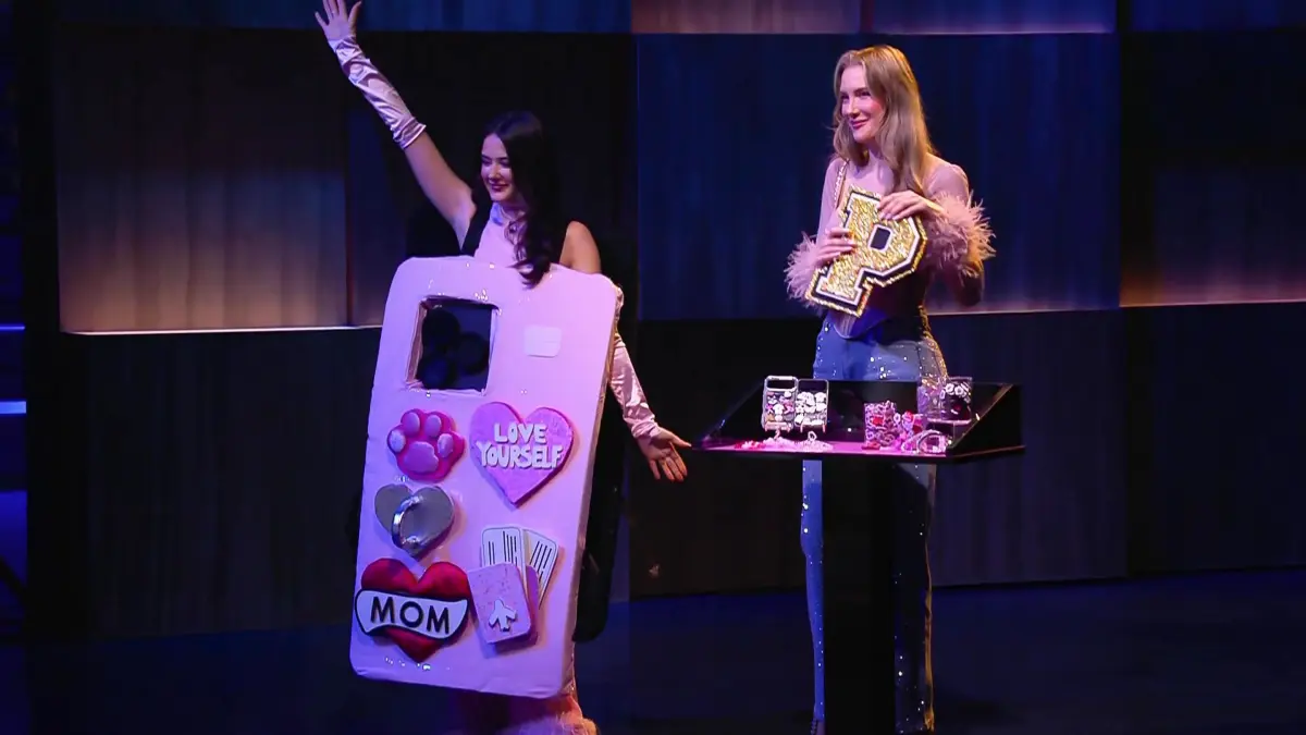 Kerstin Raibold (r.) präsentiert in „Die Höhle der Löwen“ ihr Start-up POP CHARMS.