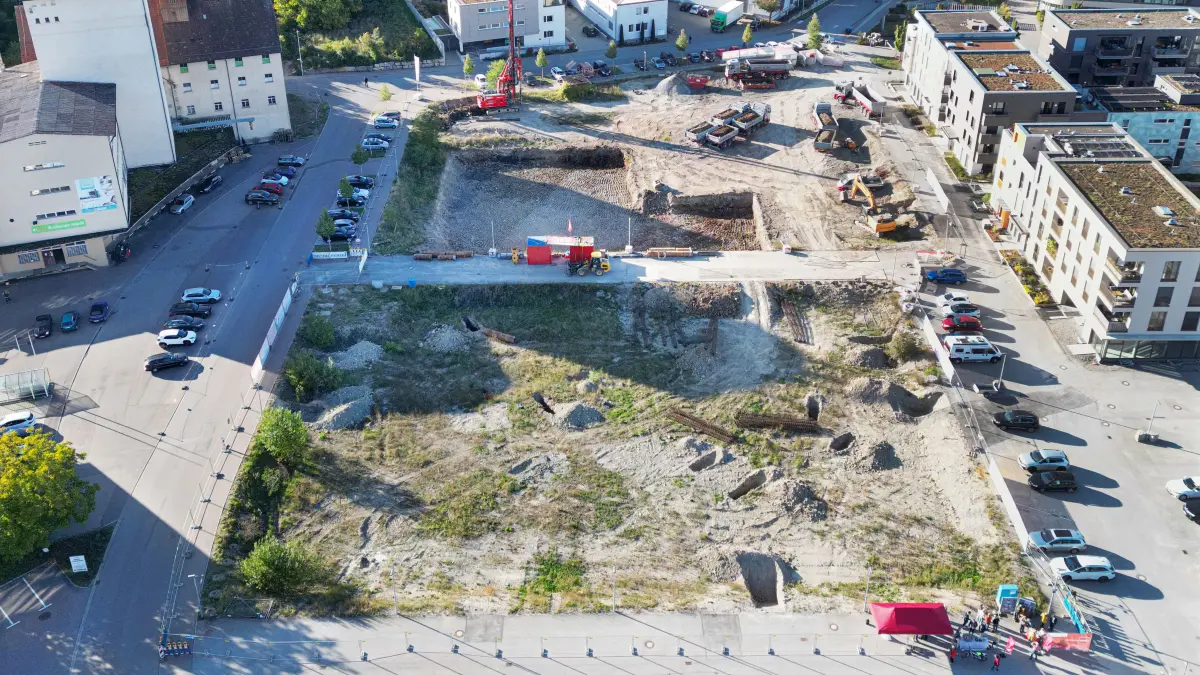 Auf der noch freien Fläche im Schwäbisch Haller Bahnhofsareal realisiert Hofmann Haus ein neues Quartier. Die Fertigstellung ist bis 2028 geplant.