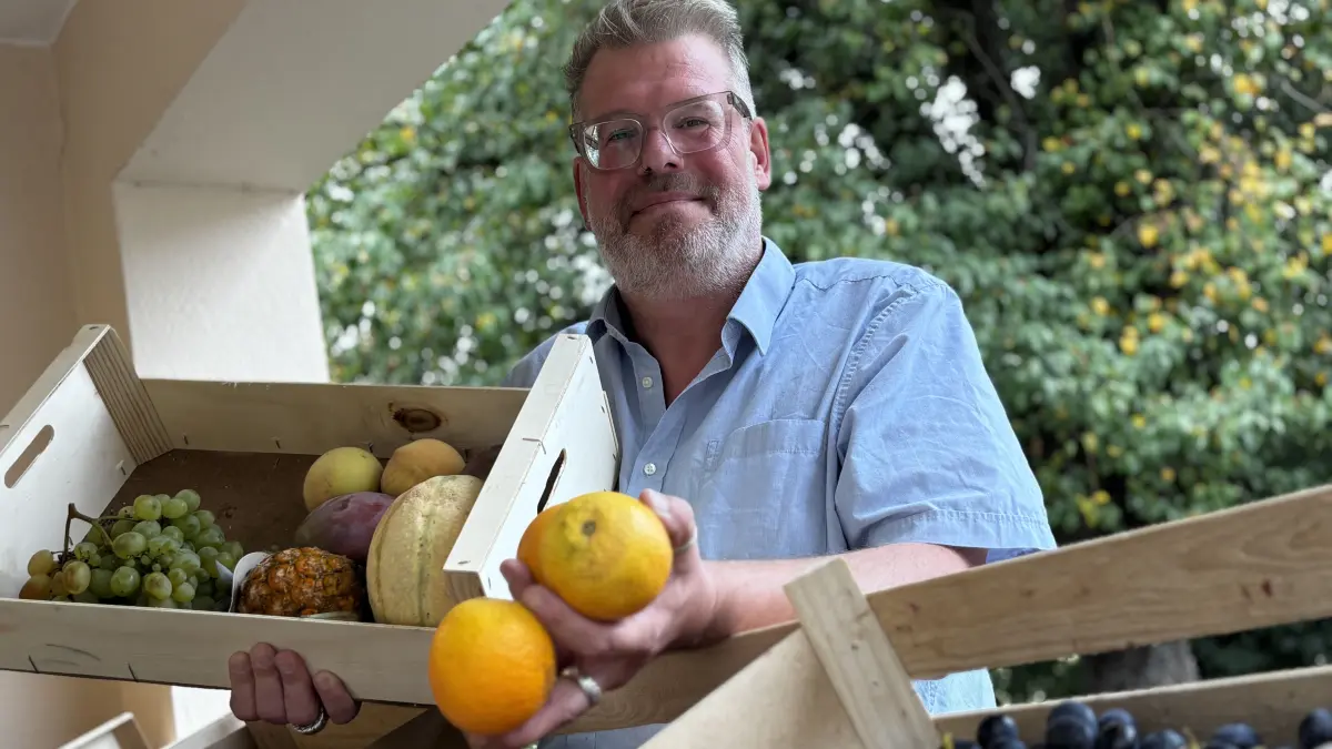 Jeden Donnerstag verkauft Matthias Kästner frische Früchte und Gemüse von portugiesischen Bauern im Pförtnerhäuschen des Cotonea-Outlets.