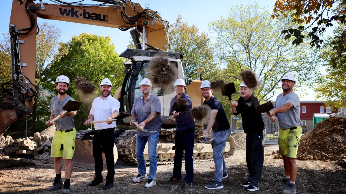 Der erste Schritt auf dem Weg zum neuen Dettinger Kindercampus ist getan: Zwischen Hülbener Straße und dem bestehenden Kinderhaus Walter-Ellwanger haben die Arbeiten an Parkplatz und Verkehrsflächen begonnen.
