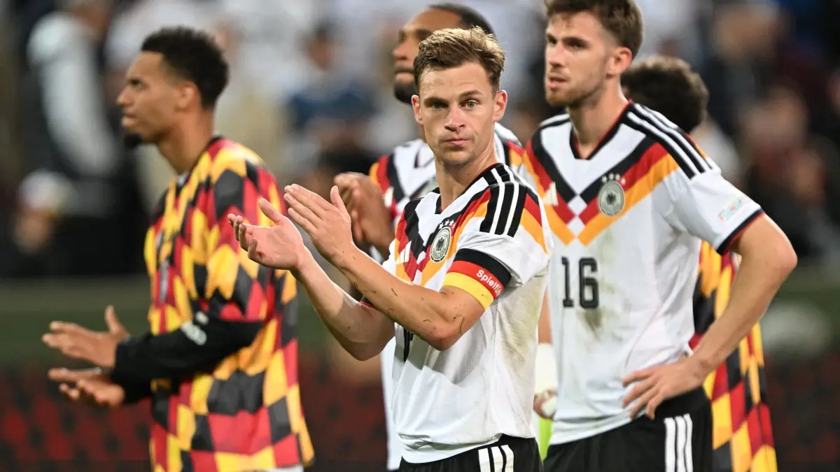 Joshua Kimmich: Fußball, Männer, Nations League A, Nationalmannschaft, Deutschland - Griechenland, Gruppe 2, Spieltag 2, WWK Arena, Joshua Kimmich (Deutschland, M) und seine Mitspieler reagieren nach dem Spiel. (zu dpa: «Kimmich hofft vergeblich auf Klopp: «Wäre gerne geblieben»»)