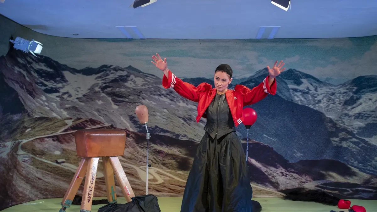 Alpen, Bock und Elisabeth, hier in der roten Boxerjacke von Imane Khelif - und alles schön gerahmt, jodeldiho, jodeldihü.