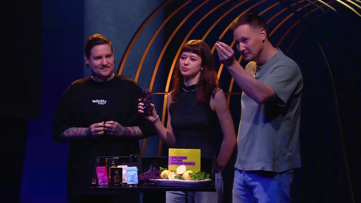 Friedrich Schulz (l.), Anna Gregor und Sven Hecker präsentieren in „Die Höhle der Löwen“ ihr Start-up whiffy.