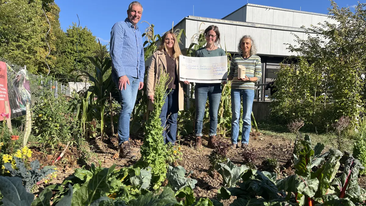 Verleihung Klimaschutzpreis der Stadt Hall, Evangelische Fachschule für Sozialpädagogik, Gemüse Acker, von links: Sven Haustein, Sprecher Klimaschutzbeirat, Rica Hirschle, Geschäftsführerin Klimaschutzbeirat, Dorothea Kühner, Dozentin, Gesine Graf, Dozentin