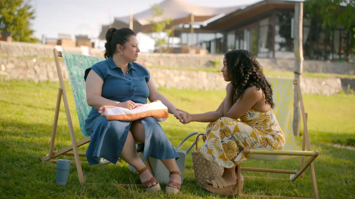 Vanessa (Julia Augustin, l.) verschweigt ihr Gefühlschaos wegen Johannes vor Imani (Féréba Koné).