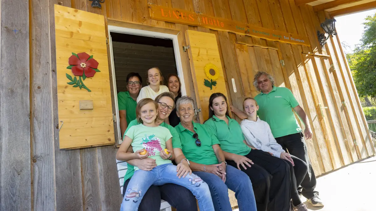 OGV Obst- und Gartenbauverein Bad Ditzenbach - mehrere Generationen vor der OGV-Hütte