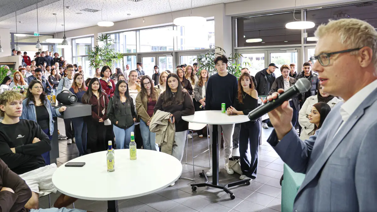 Rund 160 Studierende beginnen ihre Studium am Campus Hall. Sie werden in der Cafeteria des Hochschulstandorts begrüßt.