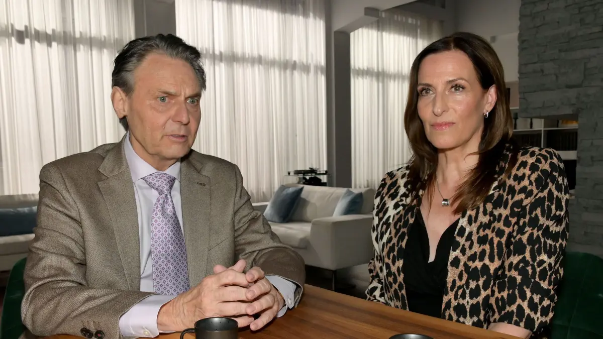 Streit bei GZSZ: Katrin (Ulrike Frank) weist die Unterstellungen von Jo Gerner (Wolfgang Bahro) brüskiert zurück.