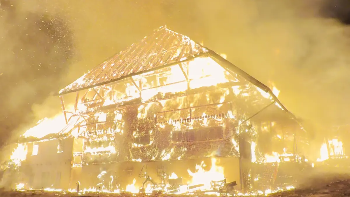 Einsatzkräfte bekämpfen in der Nacht auf Montag einen Großbrand in Gutach im Ortenaukreis.