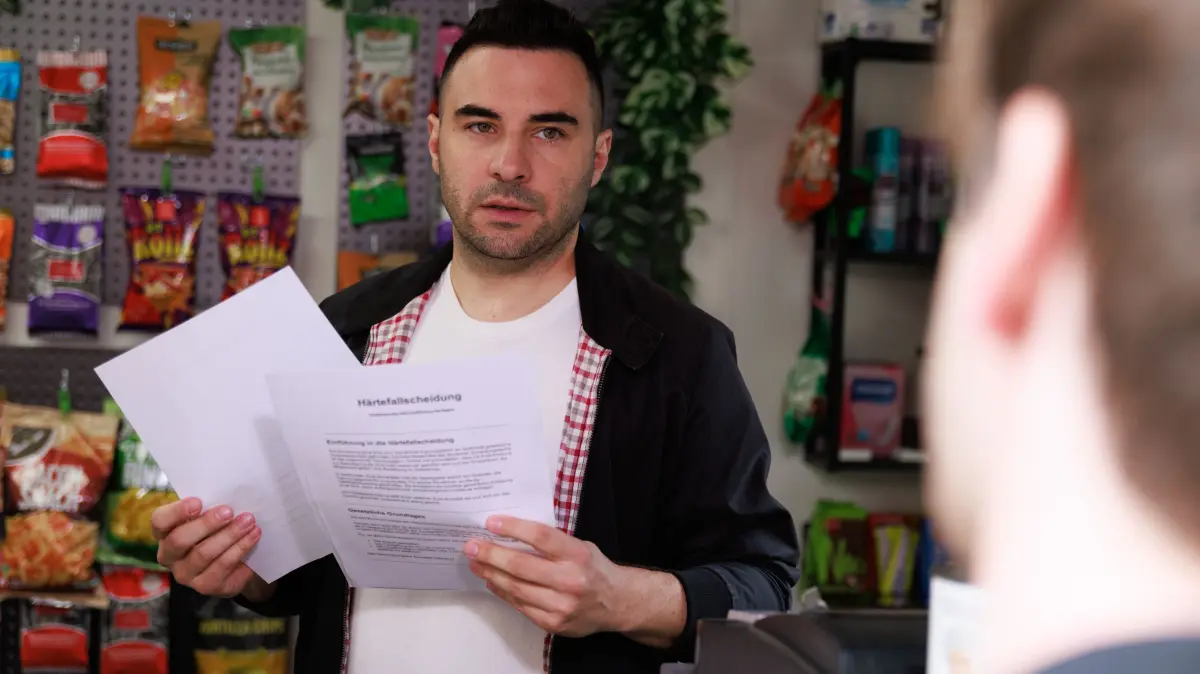 Easy (Lars Steinhöfel) fährt in seiner emotionalen Überforderung Joshua an.