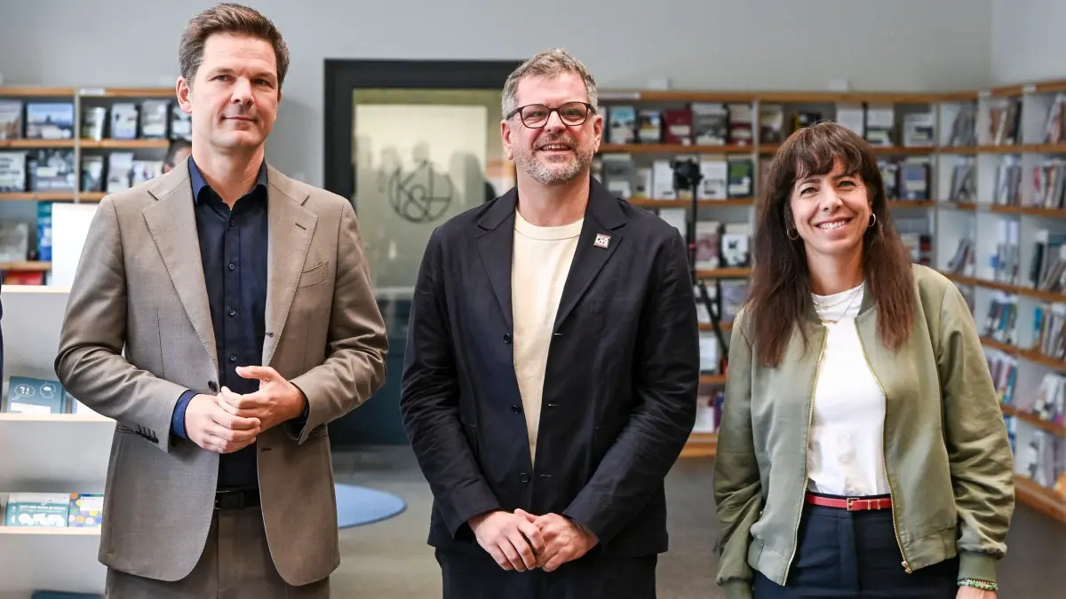Nach der Wahl in Berlin : Die Politiker Steffen Krach (l-r, SPD), Werner Graf (Bündnis 90/Die Grünen) und Elif Eralp (Die Linke) testen in der Landeszentrale für politische Bildung das Online-Angebot zum Start des Wahl-O-Mat für die Wahl zum Berliner Abgeordnetenhaus. (zu dpa: «Berliner Linke, Grüne und SPD sprechen ab Donnerstag»)